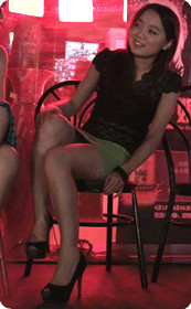 看似清纯的包臀高跟美女却在那发浪