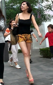 热裤纹身的大搔妇,少妇就是有味