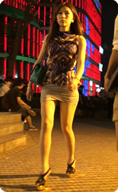 少妇的短裙包的这么紧,你受得了