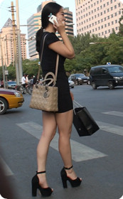 黑色包臀的气质美女,蛮有味道