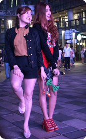 红色包臀的美腿美女