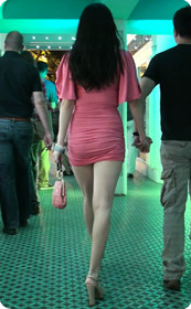 极品粉色包臀低胸的性感少妇