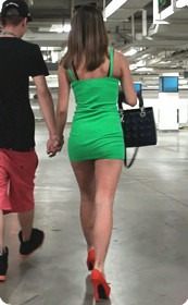 极品包臀,低胸的裙子短的都快看到屁股蛋儿了