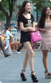 极品长腿大搔货下边是就穿了个内裤吧