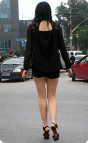 街拍黑色紧身热裤,长腿少妇一枚,性感火辣