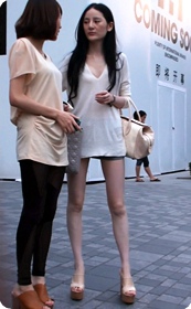街拍腿部非常白皙白嫩的短裙美女