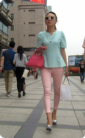 少妇紧身裤,衣服透明的噢