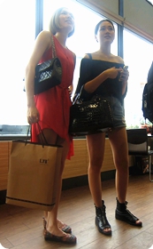 街拍长腿美女,少妇的牛仔热裤