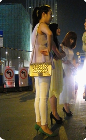 大半夜的一群靓妞去哪里呢