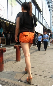 非常显眼的小短裤,美女的腿很赞