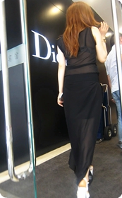 好凉快的透视装啊,内衣清晰可见