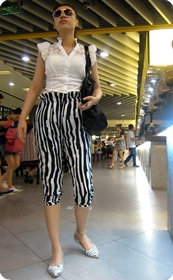 街拍着装很洋气的青蛙眼镜少妇