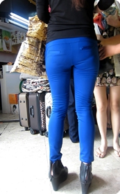 街拍紧身长裤屁股的轮廓清晰可见