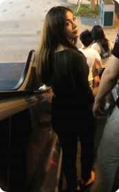 街拍牛仔裤紧身包臀美女,屁股扭的特别嗨