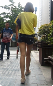 街拍牛仔小热裤美眉,有着江南女子的独特味道