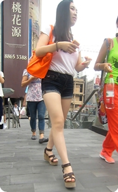 街拍笑起来特别甜的丰满翘臀美眉