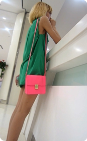 真省布料,穿了件T恤就跑出来的美眉