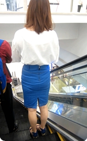 街拍十分清雅的长裙美眉逛商场中