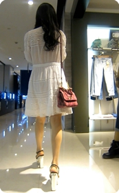 很爱自拍的白色连衣裙少妇