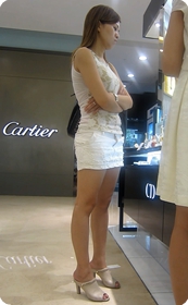 屁股好大呀,这个摸起来一定很有手感