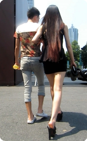 身材很赞的短裙高跟美女