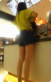 翘臀小热裤美眉,身材很不错的说