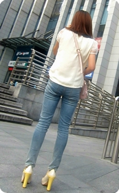 紧身裹臀牛仔裤少妇,性感分数倍加