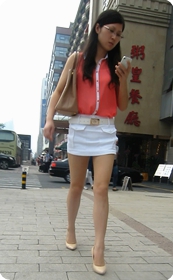 街拍非常有气质的白色短裙少妇