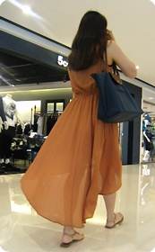 妖娆性感的少妇,和那随风飘扬的长裙