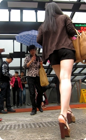 街拍长腿高跟小热裤美眉,电梯视角很不错哟
