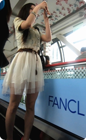 街拍清纯范白色丝质短裙美女