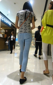 街拍白色裹臀牛仔裤美眉,走起路来屁股扭的真赞