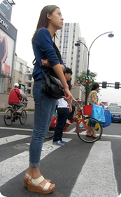 街拍身材与美貌兼有的翘臀美女