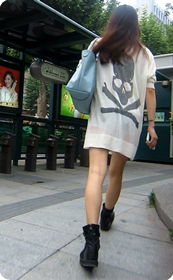 透视装啊,可以清晰的看到里面的短裤