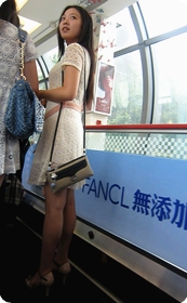 大眼睛长裙少妇,回萌一笑百媚生