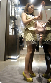 街拍逛奢饰品店的短裙性感贵妇