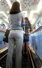 街拍运动裤美眉,裤子贴身的感觉看起来性感十分