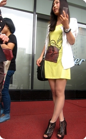 赶快带回家吧,穿的这样子多方便啊