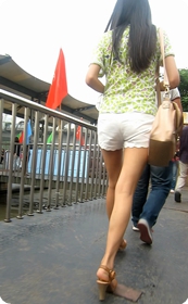 白色小热裤美女,炎热的夏天里一份惬意的凉爽