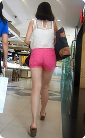 粉红色小热裤美女,丰满诱人