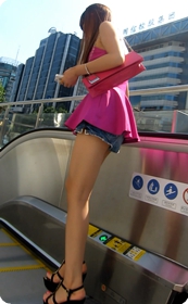 粉红色连衣裙美女,下面套了小热裤也是还十分动人