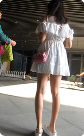 清纯范白色连衣裙美女,走起路来芊芊玉腿,优雅动人