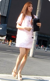 粉红色连衣裙美女长相与身材并存