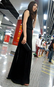 一身黑色长裙美女,也别有一番味道
