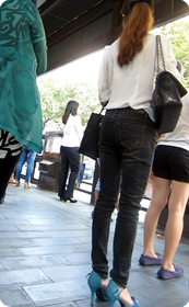 黑色紧身牛仔裤,蓝色高跟鞋身体的轮廓展现无遗