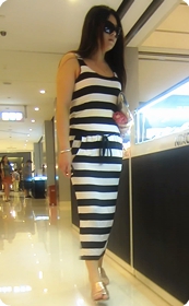 前凸后翘的长裙少妇,胸部搭在柜台上刚刚好减轻负担