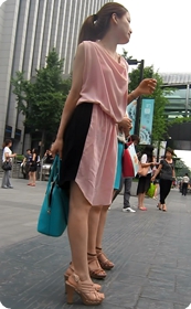 可爱俏皮的小少妇站在路边等人,等的是你吗