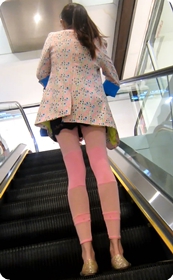 这粉红色丝袜若隐若现的,十分诱惑