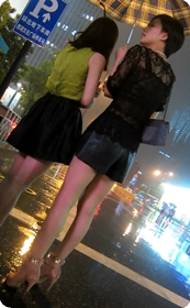 极品短裙短裤美女,路边等出租车去参加派对