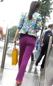 紧致的丝质长裤,这屁股的轮廓非常诱人